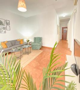 A seating area at SuperB Apartment in downtown of Sevilla ,parking optional, Top !!