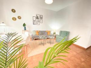 A seating area at SuperB Apartment in downtown of Sevilla ,parking optional, Top !!