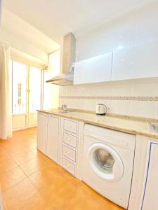 A kitchen or kitchenette at SuperB Apartment in downtown of Sevilla ,parking optional, Top !!