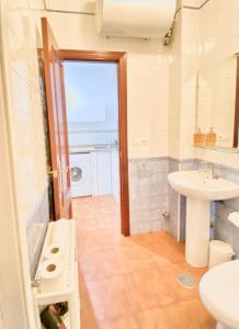 A bathroom at SuperB Apartment in downtown of Sevilla ,parking optional, Top !!