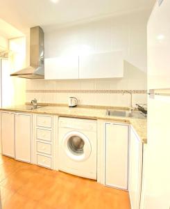 A kitchen or kitchenette at SuperB Apartment in downtown of Sevilla ,parking optional, Top !!