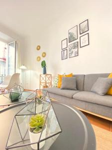 A seating area at SuperB Apartment in downtown of Sevilla ,parking optional, Top !!