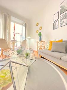 A seating area at SuperB Apartment in downtown of Sevilla ,parking optional, Top !!