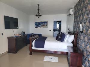 a bedroom with a bed and a television in it at casaenjoysamana in Los Naranjos