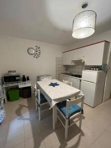 a kitchen with a table and chairs and a refrigerator at CASA ELISA in Cavo