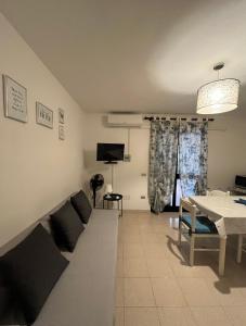 ein Wohnzimmer mit einem Sofa und einem Tisch in der Unterkunft CASA ELISA in Cavo
