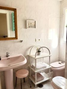 biała łazienka z umywalką i toaletą w obiekcie Apartamento Bahía Jardín w mieście La Herradura