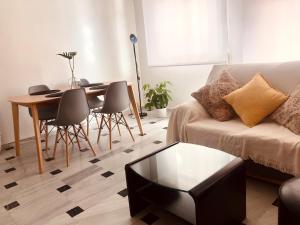 salon ze stołem i kanapą w obiekcie Apartamento Bahía Jardín w mieście La Herradura