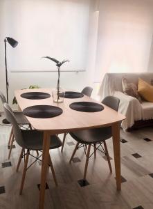 jadalnia ze stołem, krzesłami i kanapą w obiekcie Apartamento Bahía Jardín w mieście La Herradura +4 zdjęcia