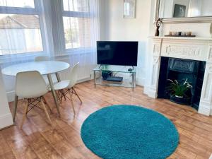 Large 3 Bedroom modern apartment close to central London