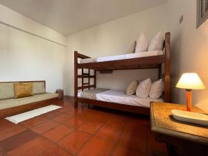 Μία ή περισσότερες κουκέτες σε δωμάτιο στο Amplo e confortável em Pitangueiras