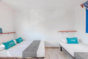 Cama ou camas em um quarto em Ayenda Oasis Airport