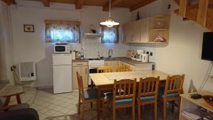 Kuchyňa alebo kuchynka v ubytovaní Zalakaros Panoráma Apartmanok