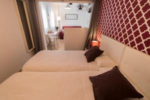 A bed or beds in a room at R&M ALOJAMIENTOS C/SIERPES 46