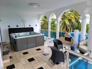 a living room with a hot tub and a pool at casaenjoysamana in Los Naranjos