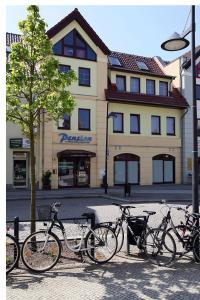 un grupo de bicicletas estacionadas frente a un edificio en Pension am Markt, en Lübben
