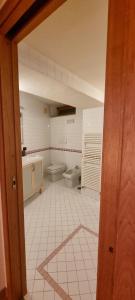Kúpeľňa v ubytovaní LEONARDO Apartment + 21 fotografií