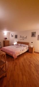 Posteľ alebo postele v izbe v ubytovaní LEONARDO Apartment
