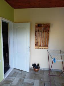 una stanza con una porta bianca e un cesto appeso al muro di Apartman FiVa2 a Pačir