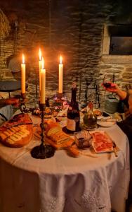 ein Tisch mit Kerzen und Essen darauf in der Unterkunft Casa de Campo dos Távoras in Mirandela