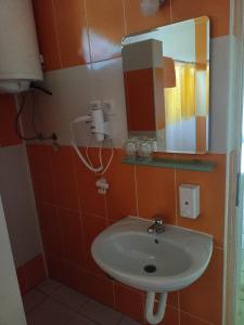 bagno con lavandino e specchio di Apartman FiVa2 a Pačir