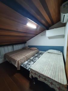 a bedroom with two beds and a ceiling at Flat com Vista de Luxo! Winterville Gravatá in Gravatá +32 photos