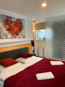 Un dormitorio con una cama con dos toallas encima. en Apartamenty Lux Pogorzelica, dwupoziomowy, dwie łazienki, dwa tarasy, pies gratis!, en Pogorzelica