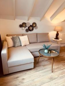 - un salon avec un canapé et une table dans l'établissement Beach House Zandvoort, à Zandvoort