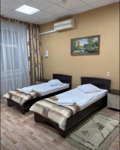 キーロフにあるHotel Preobrazhenskayaのベッド2台が備わる客室で、