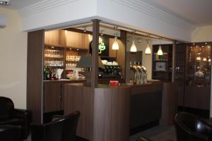 Lounge nebo bar v ubytování Logis Hôtel- Restaurant La Renaissance