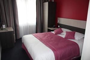 Postel nebo postele na pokoji v ubytování Logis Hôtel- Restaurant La Renaissance