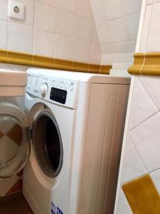 una lavatrice in un bagno accanto a una lavatrice di Modern house - air cond, free parking, breakfast, by Porto with Love LDA a Vila Nova de Gaia