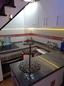 a kitchen with a counter with a bowl on it at boungalow Mena Playmar in San Bartolomé de Tirajana