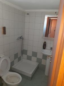 un baño con inodoro y lavabo en Sunny penthouse, en Tesalónica 16 fotos más
