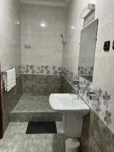 穆龍達瓦的住宿－Havana Hôtel，一间带水槽和镜子的浴室