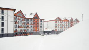 古多里New Gudauri - Feel Like a Kid - Cozy Apartment的一群积雪在地上的建筑