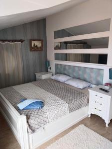 En eller flere senge i et værelse på Modern and Cozy Dublex in Amazing Facility