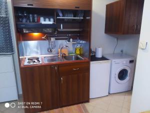 una cocina con fregadero y lavadora en Sunny penthouse, en Tesalónica