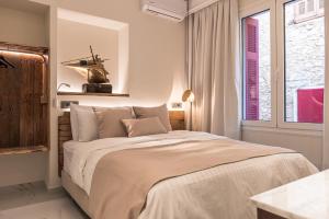 una camera con un grande letto e una finestra di Silo Luxury Rooms a Nauplia