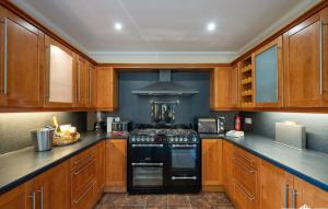 A kitchen or kitchenette at Tanglewood Lodge