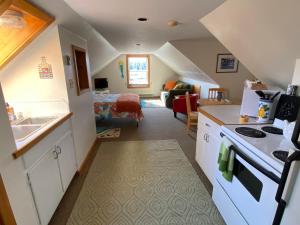 A kitchen or kitchenette at The Water's Edge Inn & Gallery