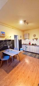 uma sala de estar com uma mesa e uma cozinha em Marge’s cosy Old Town Nest em Brasov