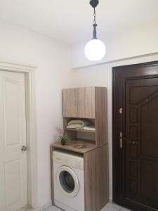 オルデニズにある3 Bedrooms Apartment in Ölüdeniz, Ovacikのランドリールーム(洗濯機、ドア付)
