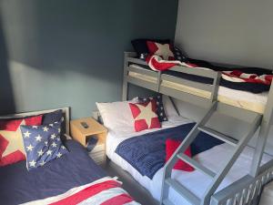 Двухъярусная кровать или двухъярусные кровати в номере Shore Lodge