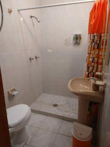 Kúpeľňa v ubytovaní HERMOSA CASA EN CUERNAVACA: JARDÍN DEL LAGO