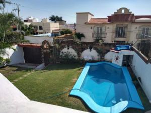 a swimming pool in the yard of a house at HERMOSA CASA EN CUERNAVACA: JARDÍN DEL LAGO in Cuernavaca