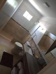 vista sul soffitto di un bagno con servizi igienici e lavandino di By Muni Apartamentos Premium a Tanti
