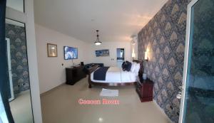a hotel room with a bed and a room at casaenjoysamana in Los Naranjos