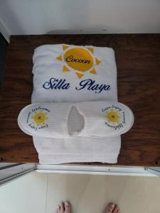 a towel with the words aliso playbook on it at casaenjoysamana in Los Naranjos