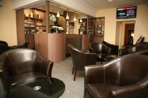 Lounge nebo bar v ubytování Logis Hôtel- Restaurant La Renaissance